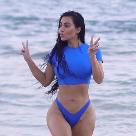 Kim Kardashian sexy bikini pics