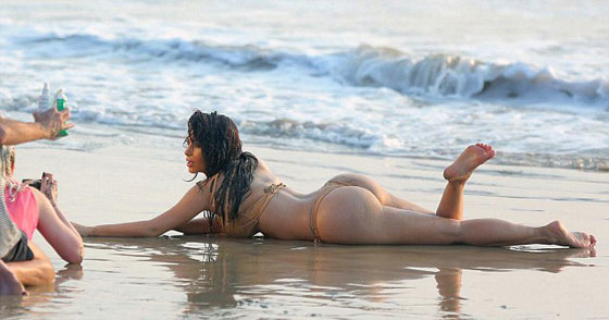 Kim Kardashian-sexy bikini swimsuit picture