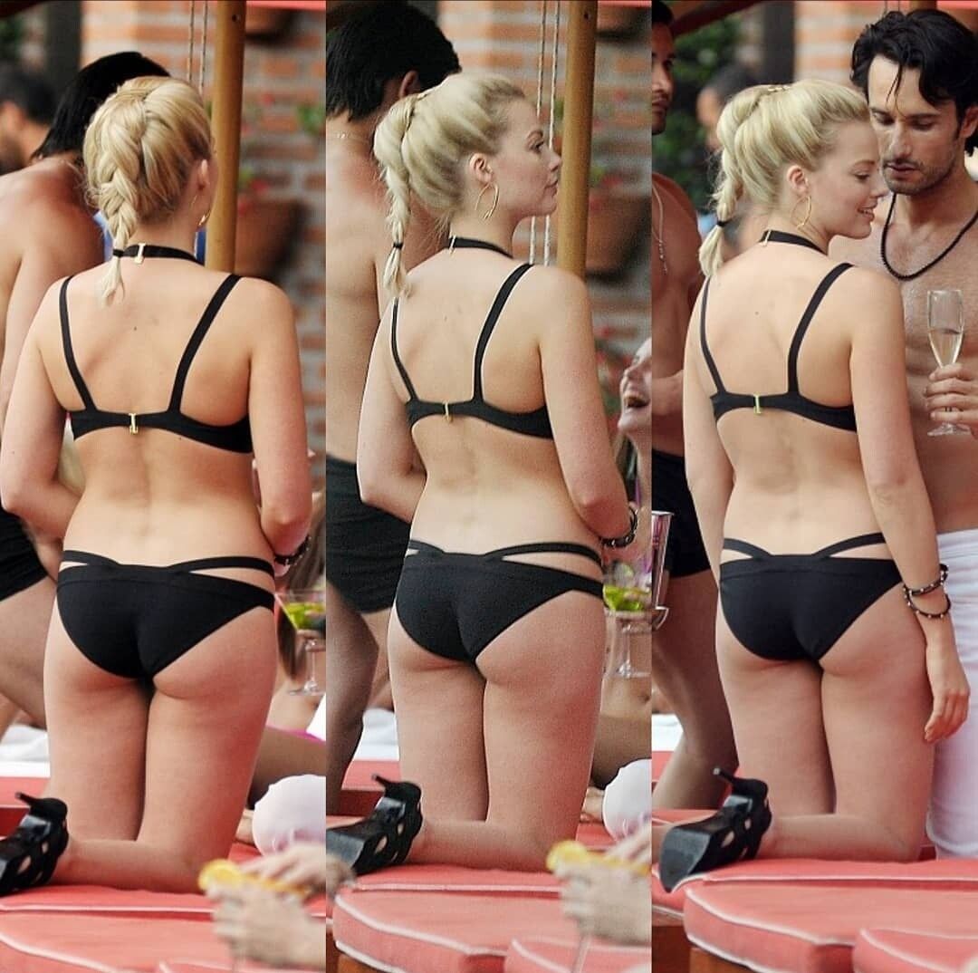 Margot Robbie sexy swimsuit images