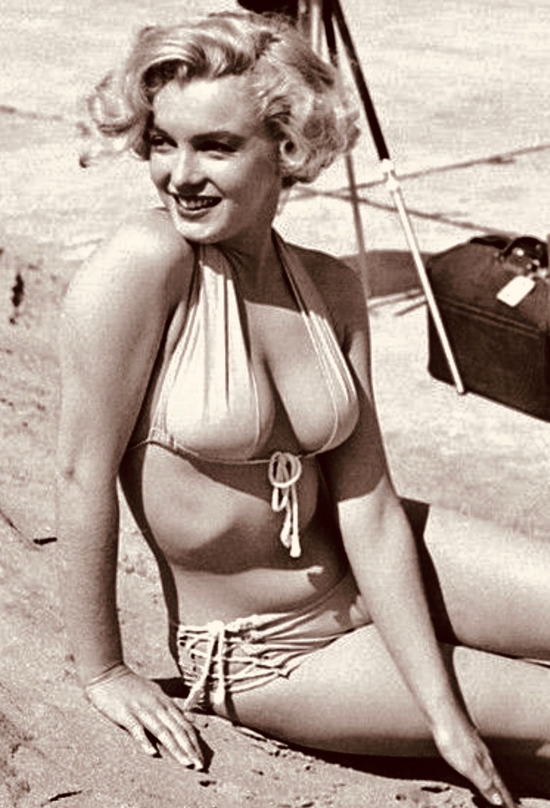 Marilyn Monroe sexy bikini images