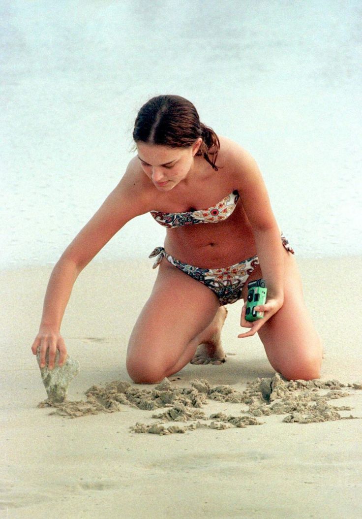 Natalie Portman hot bikini pics