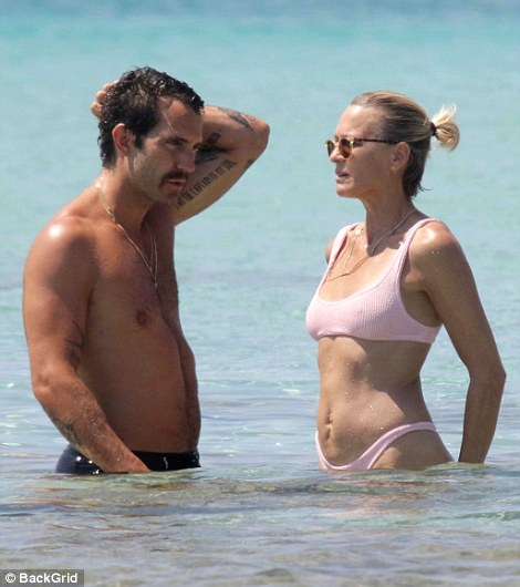 Robin Wright sexy bikini photos