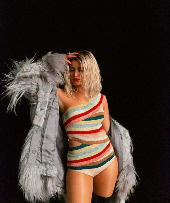 Sofia Reyes sexy swimsuit picture