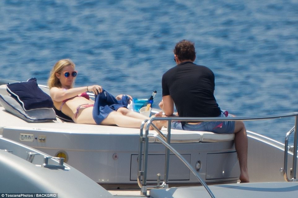 emily blunt bikini pics