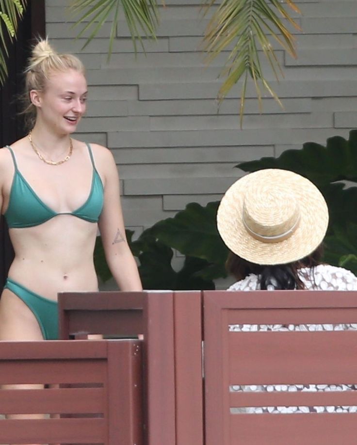 sophie turner hot swimwear photos