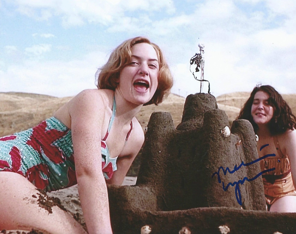 Melanie Lynskey bikini images