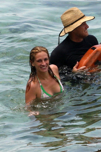 julia roberts sexy swim suits pics